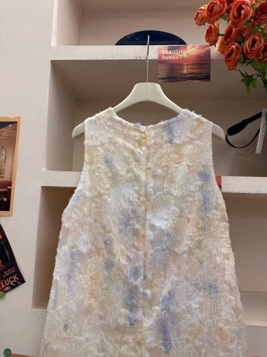 【西西里晨雾】浮雕刺绣背心款拼接假两件连衣裙杏色高级显白：低饱和杏色介于驼白之间，兼具清新与优雅，对黄皮友好，视觉提亮肤色，契合2025年流行趋势。  商品图4