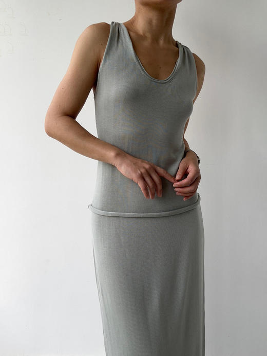 ZAANLI｜ZNSS25014 三醋酸露背纽结针织背心 [ 豆绿 / 米灰 ] 商品图9