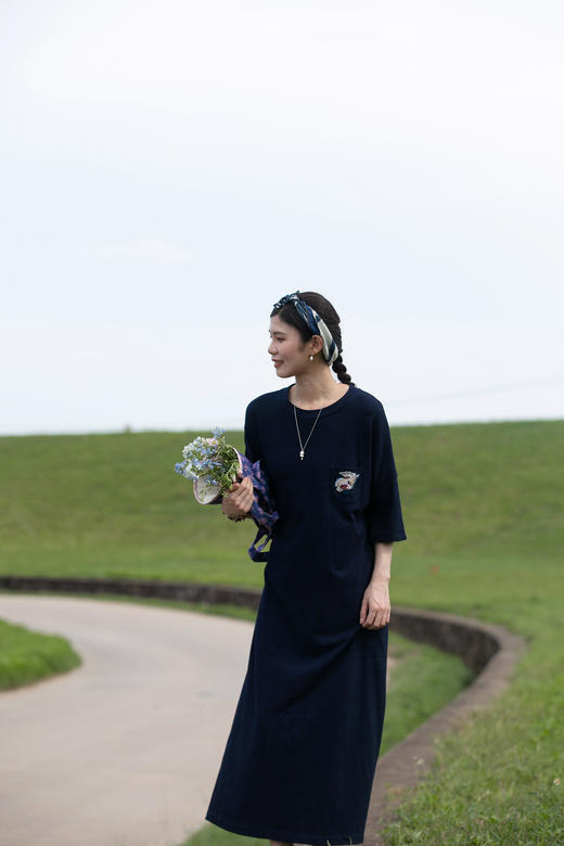 牧衣游原创 酵洗刺绣连衣裙轻薄圆领靛蓝色随性宽松短袖长裙 月景 商品图5