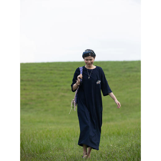 牧衣游原创 酵洗刺绣连衣裙轻薄圆领靛蓝色随性宽松短袖长裙 月景 商品图2