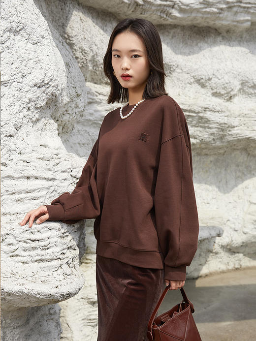 焦糖棕宽松圆领卫衣 灯笼袖小标装饰休闲上衣 秋冬慵懒风复古质感套头衫 商品图0