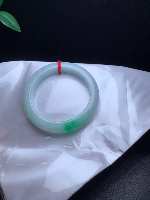 620264，57.5飘绿手镯 ，底子细腻干净，飘绿花，清爽秀气 商品图4