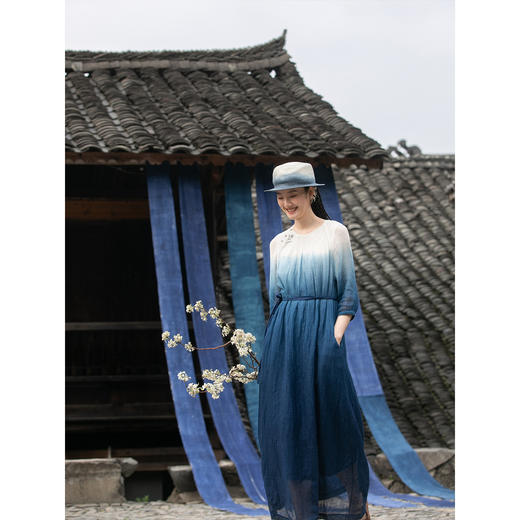 牧衣游原创 吊蓝染棉麻连衣裙手绣复古民族风宽松文艺长裙 椿华间 商品图3