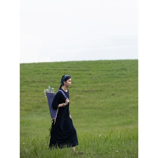 牧衣游原创 酵洗刺绣连衣裙轻薄圆领靛蓝色随性宽松短袖长裙 月景 商品图3