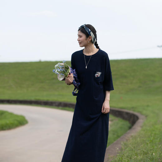 牧衣游原创 酵洗刺绣连衣裙轻薄圆领靛蓝色随性宽松短袖长裙 月景 商品图0