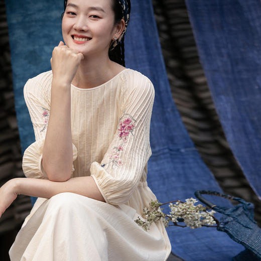 牧衣游原创 打条100支精棉手工刺绣连衣裙轻薄宽松质朴长裙 溪溪 商品图0