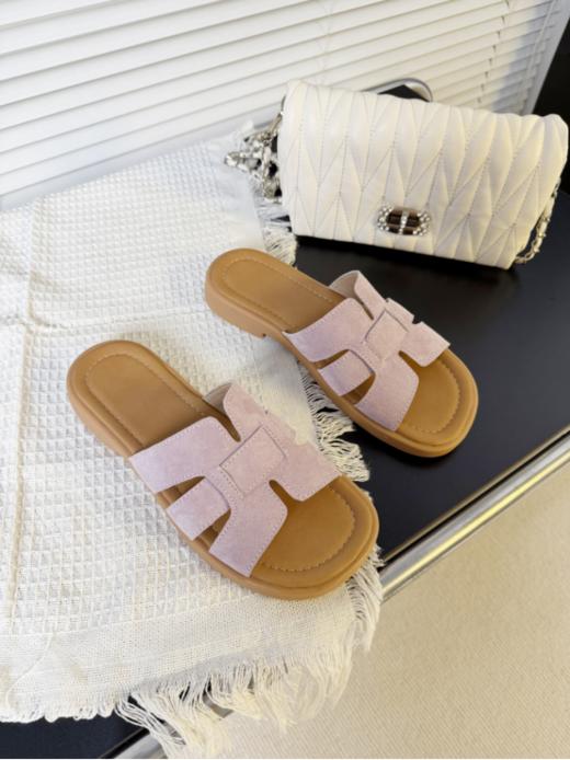 宝子们！【夏日度假风舒软编织一字拖鞋2521】，只要 💰59 就能拿下，性价比直接拉满💥！ 专柜价：💰 590 旗舰店 ：💰 385 今日秒杀价：💰59 商品图6