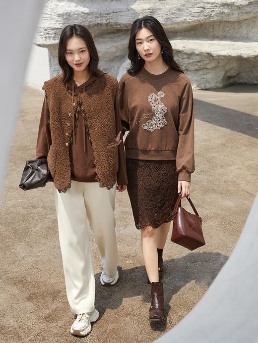 焦糖棕羊羔毛无袖马甲 蕾丝花边单排扣毛绒背心 秋冬甜系温柔风保暖马夹 商品图1