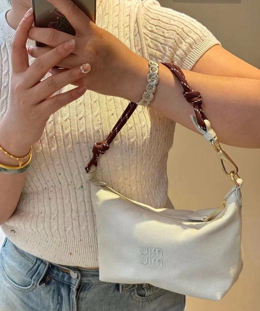 D061833饭盒包 gabardine面料刺绣同色LOGO标志休闲包 商品图0