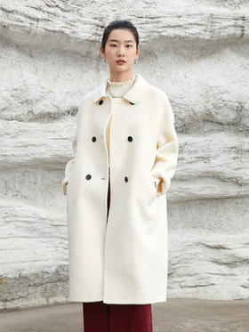 米白色双排扣羊毛长款大衣，复古翻领 + 简约剪裁 + 软糯质感，承包你冬日通勤与出街的高级气质与保暖双在线穿搭