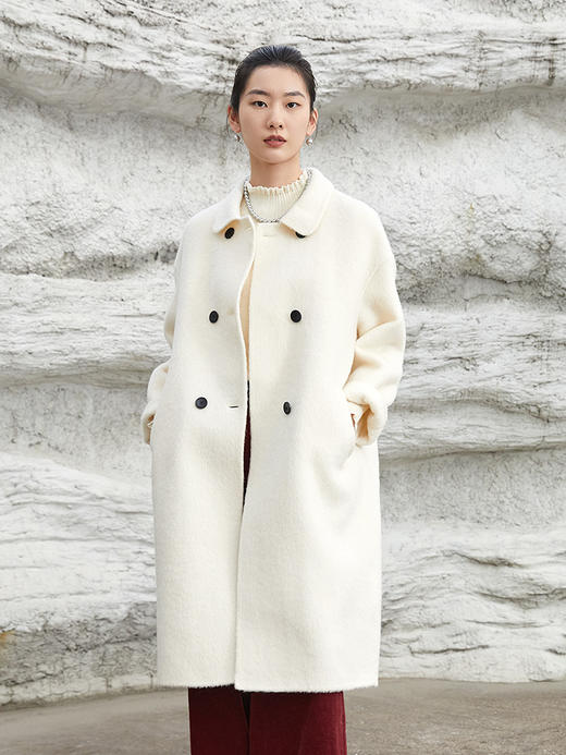 米白色双排扣羊毛长款大衣，复古翻领 + 简约剪裁 + 软糯质感，承包你冬日通勤与出街的高级气质与保暖双在线穿搭 商品图0