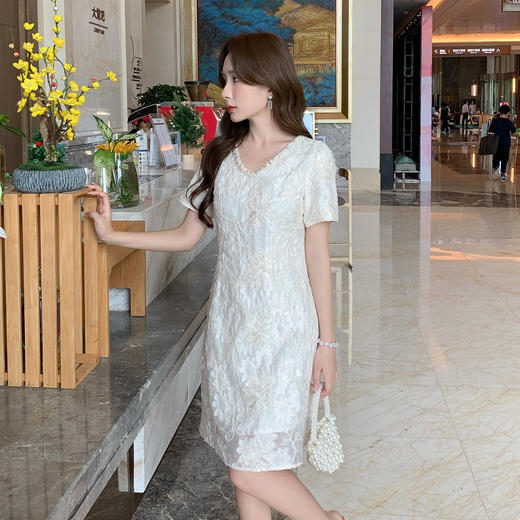 奢姿大码女装2025年夏装新款时尚优雅V领短袖亮片花卉刺绣连衣裙9952822190 商品图1