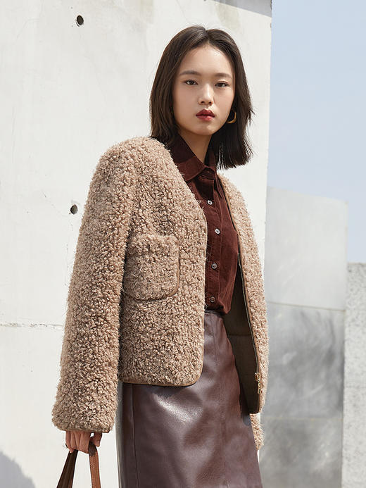2025 秋冬卡其棕羊羔毛拉链短外套女 宽松休闲毛绒质感 V 领双口袋保暖小个子短款上衣 商品图0