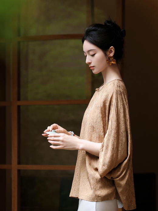 盛唐婧 |圆领团花丝麻提花宽袖上衣-古铜色 商品图1