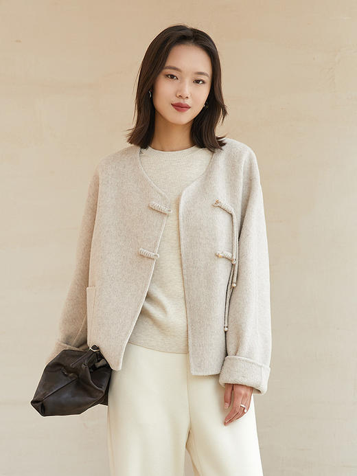 奶杏色羊角扣羊毛短款外套，复古设计 + 双口袋显瘦，解锁冬日温柔气质与保暖双在线的质感穿搭 商品图0