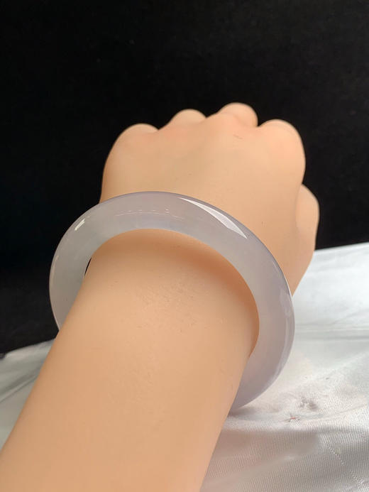 620266，53圈口，冰淡紫圆条美人条，很淡的粉紫色，种老水足，有荧光感，冰润透手 商品图4