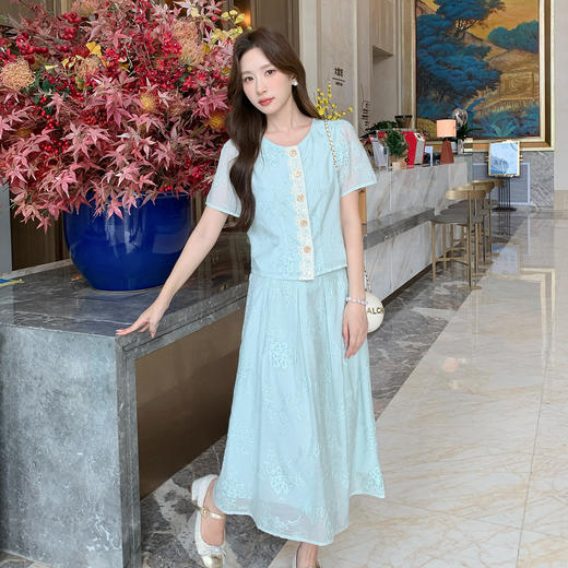 【清仓超15天不保价】奢姿大码女装2025夏季减龄刺绣设计圆领两件套胖妹妹时尚国风套装9952969811【1】 商品图2