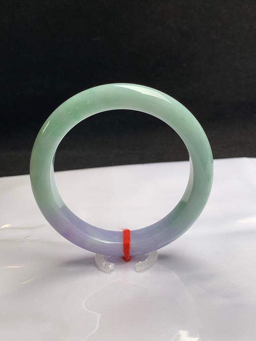 请输入620267，58圈口，细糯春彩正圈平安镯，果绿底飘一截紫，半山半水色系，紫色浓 商品图3