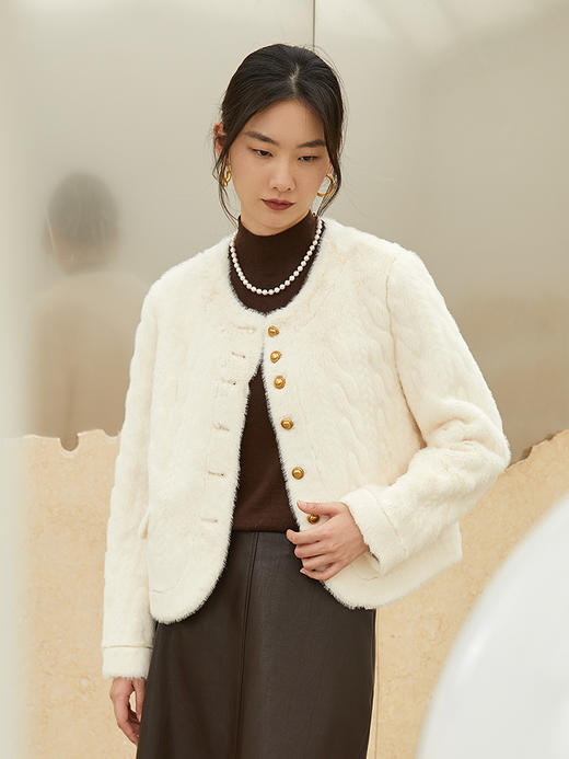 奶白色毛绒感短款圆领外套 金属纽扣双口袋修身显瘦秋冬温柔气质名媛风百搭上衣 商品图0