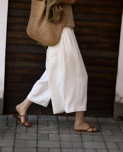 【伊泺杉汉麻阔腿九分裙裤】会呼吸的汉麻 穿出不动声色的贵气!千年汉麻织就的奢侈触感 老钱风骨子里的舒适哲学!透气舒适 天然汉麻面料，自带凉感，垂顺不贴腿，自带抑菌防臭效果，吸湿透气，有效调节体感温度 商品图1