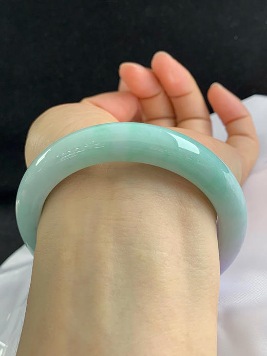 请输入620267，58圈口，细糯春彩正圈平安镯，果绿底飘一截紫，半山半水色系，紫色浓 商品图5