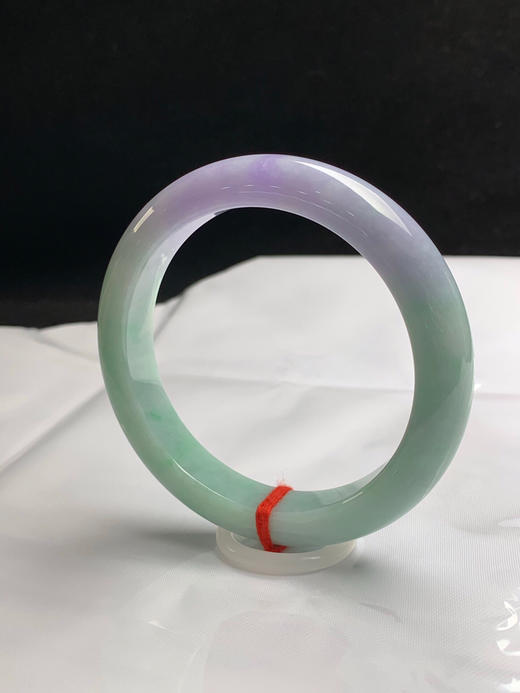 请输入620267，58圈口，细糯春彩正圈平安镯，果绿底飘一截紫，半山半水色系，紫色浓 商品图2