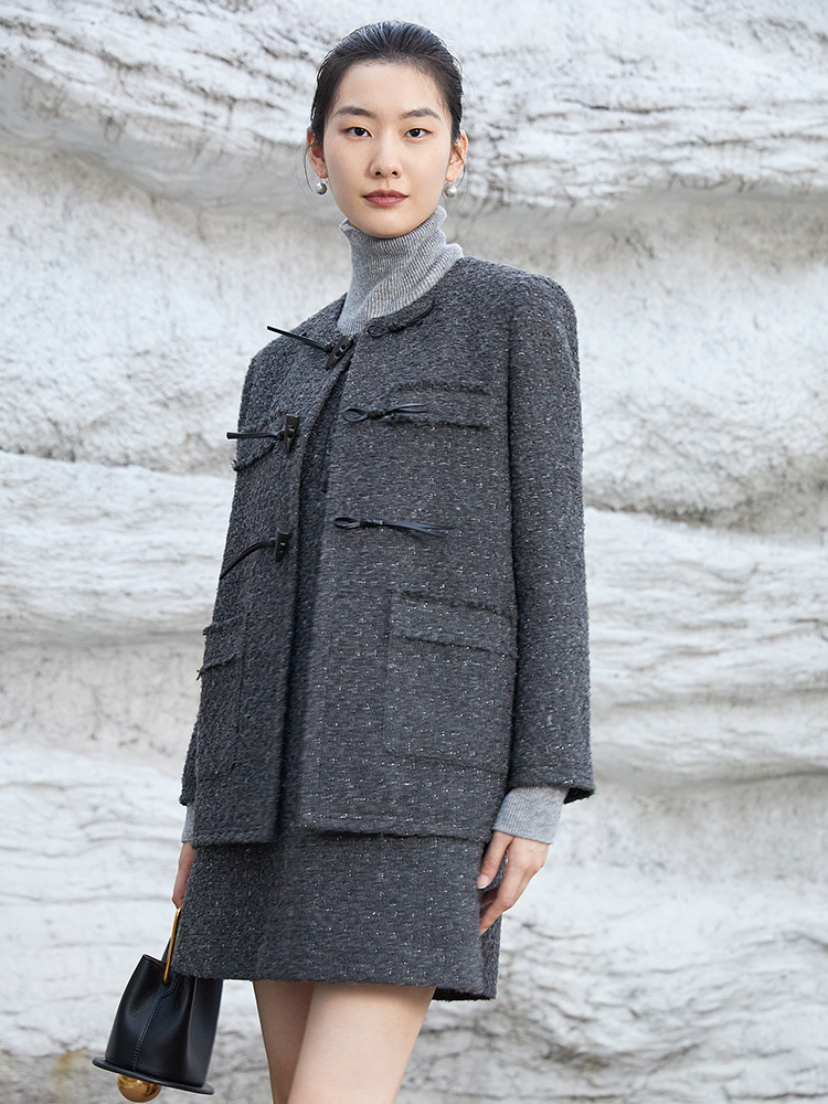 灰色粗花呢牛角扣外套 复古风圆领多口袋毛呢上衣 秋冬质感显瘦百搭女式短款大衣