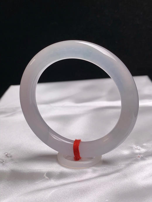 620266，53圈口，冰淡紫圆条美人条，很淡的粉紫色，种老水足，有荧光感，冰润透手 商品图1