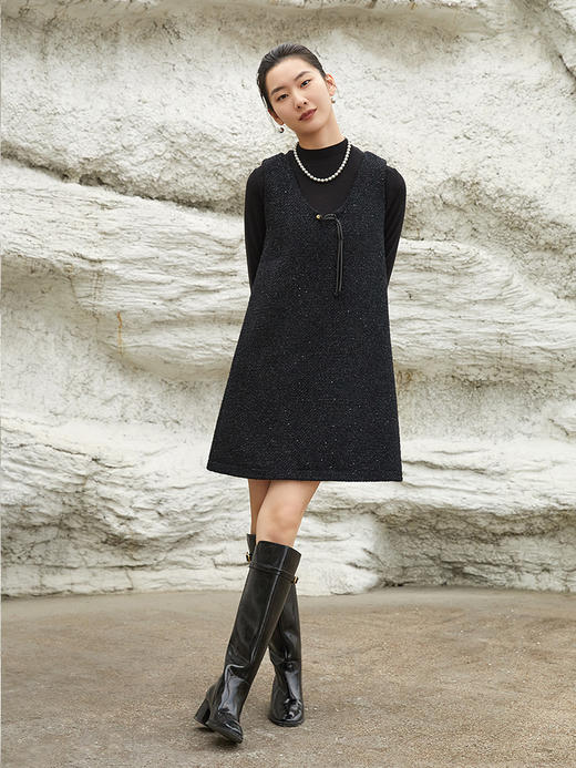 黑色字母印花长袖 T 恤女 秋冬季简约百搭拼接袖口圆领内搭打底上衣 商品图1