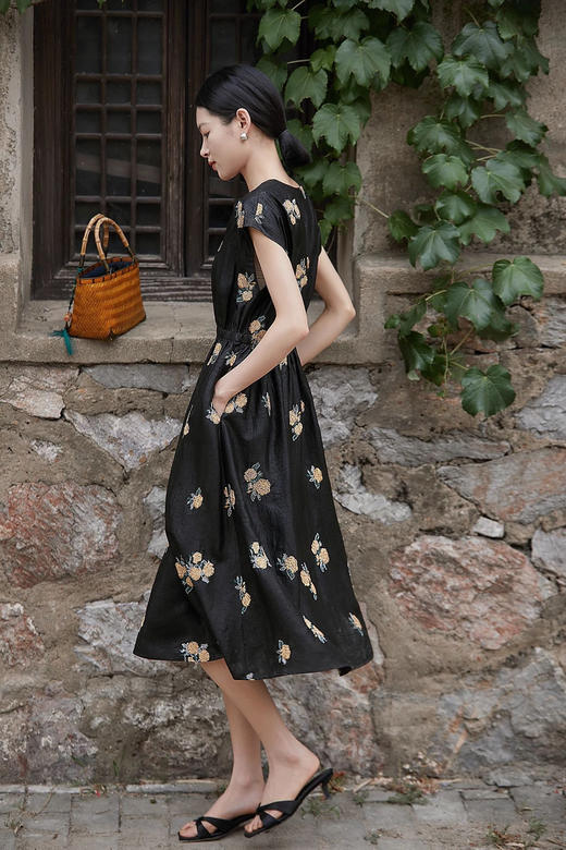 桑蚕丝人丝香云纱丝裂纹刺绣青樱花连衣裙 商品图8