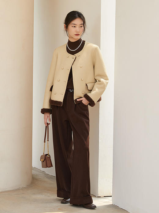 米白色撞色羊羔毛皮毛一体短外套 复古风圆领双排扣口袋夹克 冬季保暖显瘦高级感女式上衣 商品图1