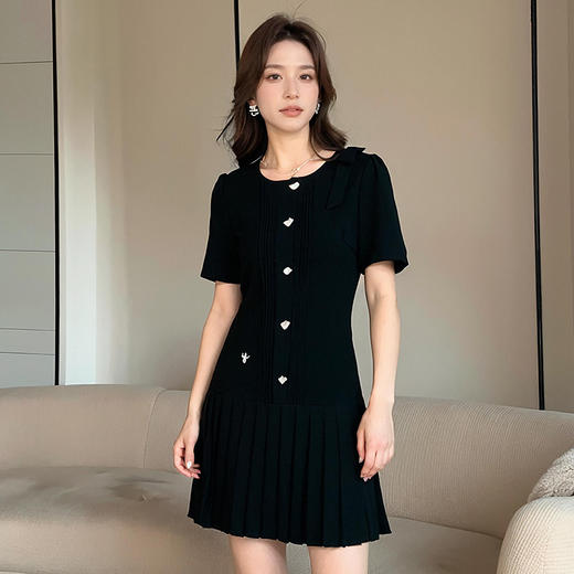 【清仓超15天不保价】奢姿大码女装2025夏季爱心扣装饰时尚连衣裙胖妹妹百褶设计裙子9952835029【1】 商品图1