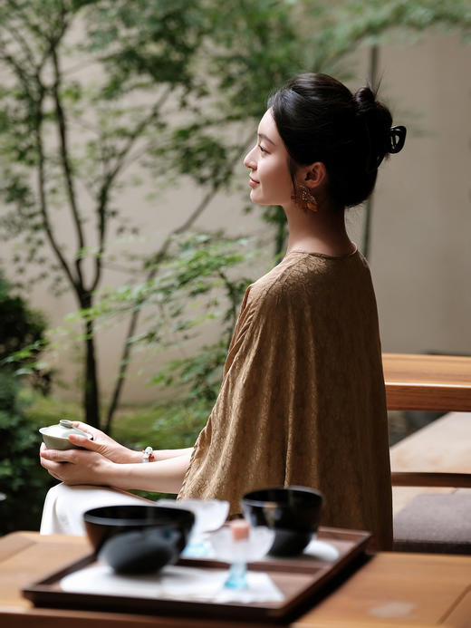 盛唐婧 |圆领团花丝麻提花宽袖上衣-古铜色 商品图5