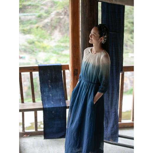 牧衣游原创 吊蓝染棉麻连衣裙手绣复古民族风宽松文艺长裙 椿华间 商品图2