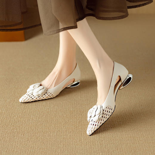 【预售5天】山茶花编织尖头单鞋女夏真皮镂空透气低跟侧空凉鞋配裙子DB&M6381 商品图0