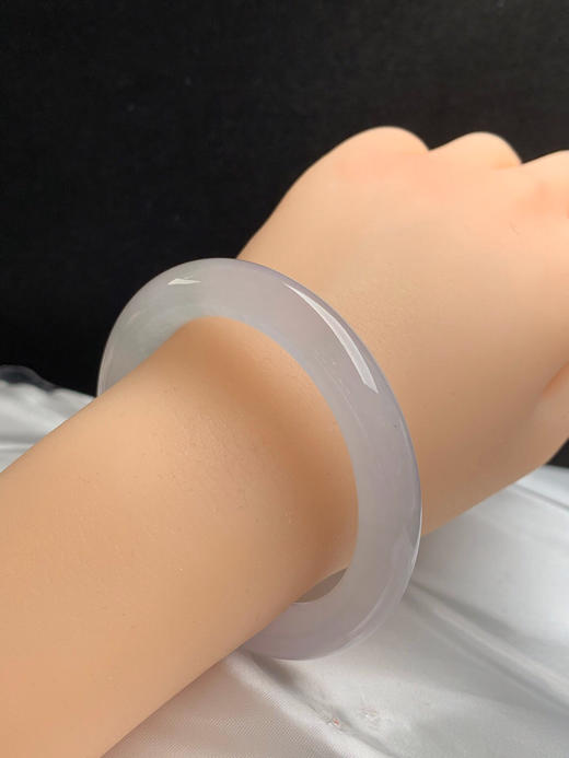 620266，53圈口，冰淡紫圆条美人条，很淡的粉紫色，种老水足，有荧光感，冰润透手 商品图5