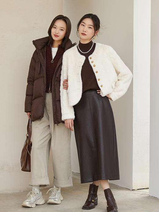 奶白色毛绒感短款圆领外套 金属纽扣双口袋修身显瘦秋冬温柔气质名媛风百搭上衣 商品图1