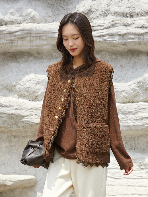 焦糖棕羊羔毛无袖马甲 蕾丝花边单排扣毛绒背心 秋冬甜系温柔风保暖马夹 商品图0
