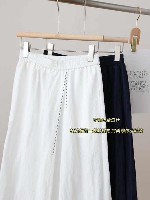 【伊泺杉汉麻阔腿九分裙裤】会呼吸的汉麻 穿出不动声色的贵气!千年汉麻织就的奢侈触感 老钱风骨子里的舒适哲学!透气舒适 天然汉麻面料，自带凉感，垂顺不贴腿，自带抑菌防臭效果，吸湿透气，有效调节体感温度 商品图4