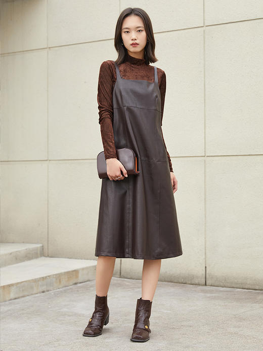 深棕色丝绒半高领打底衫，修身剪裁 + 微透质感 + 复古光泽，解锁冬日叠穿的精致气质与通勤穿搭层次感 商品图1