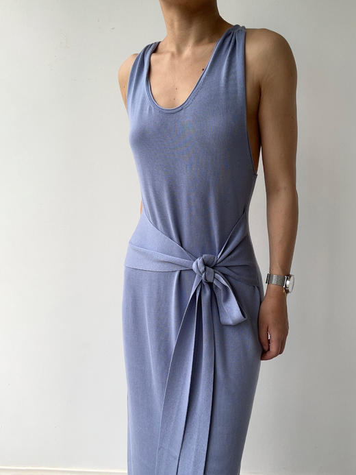 ZAANLI｜ZNSS25016 三醋酸露背纽结绑带针织连衣裙 [ 豆绿 / 雾蓝 ] 商品图1