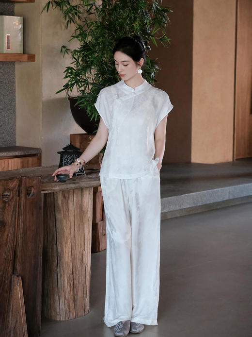 盛唐婧| 新中式小立领落肩蝴蝶盘扣短上衣-白色 商品图6