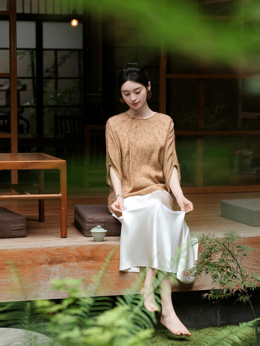 盛唐婧 |圆领团花丝麻提花宽袖上衣-古铜色 商品图4