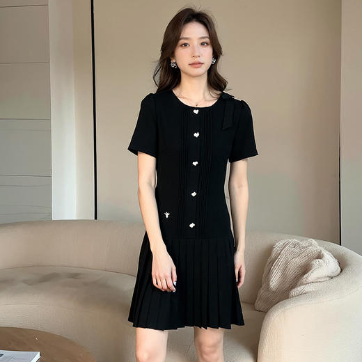 【清仓超15天不保价】奢姿大码女装2025夏季爱心扣装饰时尚连衣裙胖妹妹百褶设计裙子9952835029【1】 商品图2