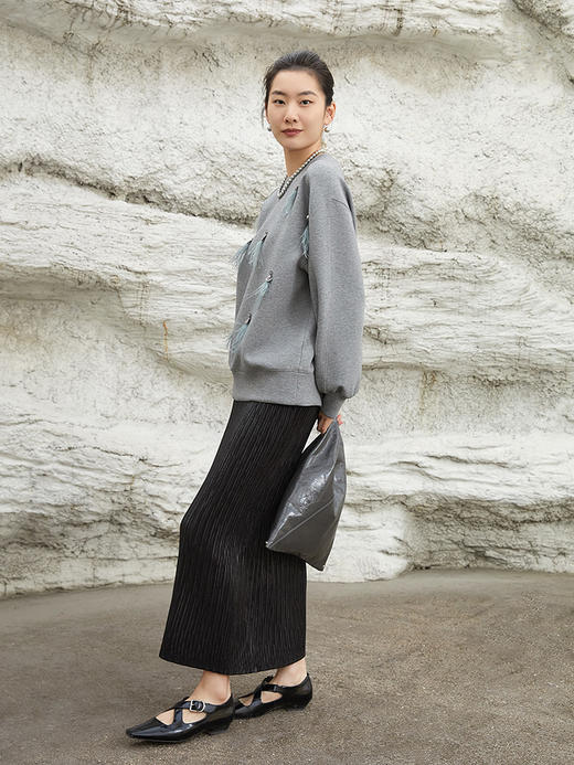 烟灰色流苏亮片装饰卫衣，圆领设计 + 宽松版型 + 软糯质感，解锁冬日出街与休闲的甜酷气质与舒适穿搭 商品图1