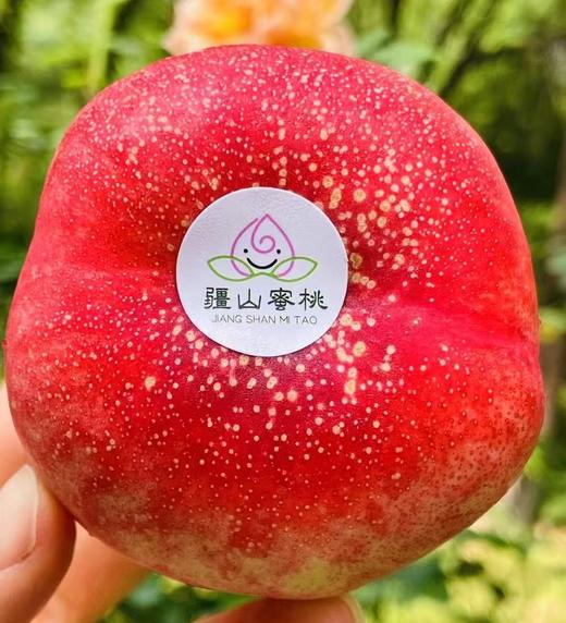 疆山蜜蟠桃|新疆产纽扣蟠桃，QQ萌萌的😋一咬蜜汁滴得到处都是，水润、糯滑、蜜甜、香郁、回味，简直蜜罐子，实在太好吃了～ 商品图1