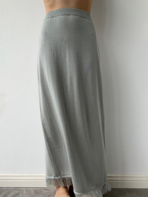 ZAANLI｜ZNSS25020 三醋酸流苏后开衩针织半裙 [ 豆绿 / 米灰 ] 商品图4