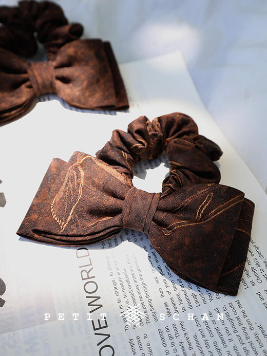 999积分兑换 PETIT SCHAN小闪 暮云归 人丝真丝提花香云纱蝴蝶结弹力发绳 商品图1