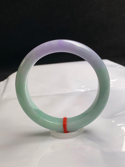 请输入620267，58圈口，细糯春彩正圈平安镯，果绿底飘一截紫，半山半水色系，紫色浓 商品图0