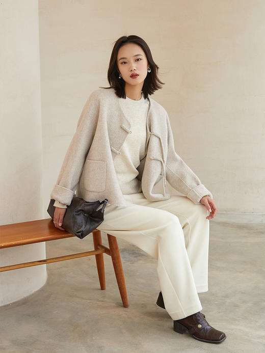 奶杏色羊角扣羊毛短款外套，复古设计 + 双口袋显瘦，解锁冬日温柔气质与保暖双在线的质感穿搭 商品图1